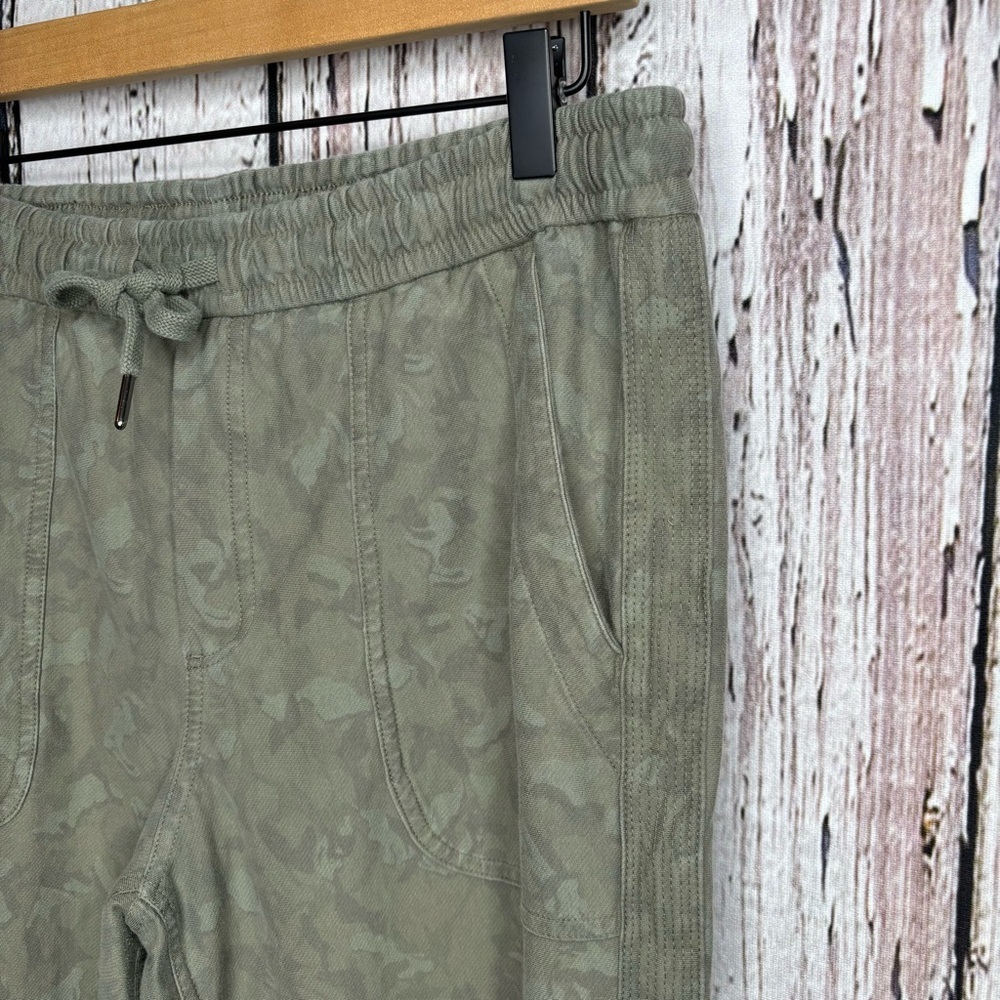 Athleta Printed Farallon Jogger Size 12 Olive Army Green Camo Print Pull On Pant - Picture 3 of 16